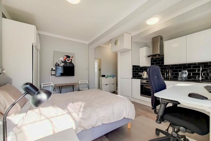 Studio For Sale In Sussex Gardens, Hyde Park Estate, London, W2