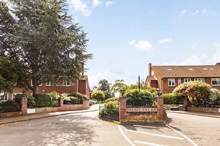 2 Bedroom Flat For Sale In Thames Village, Hartington Road, W4