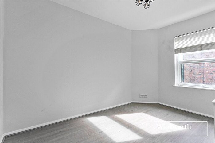 2 Bedroom Flat To Rent In Long Lane, London, N3