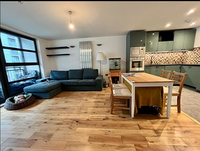 2 Bedroom Flat To Rent In Creek Road, London, SE8