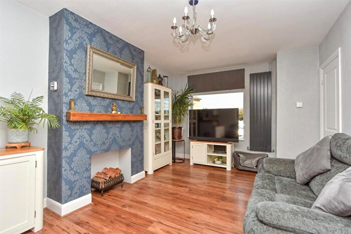 4 Bedroom Semi Detached House For Sale In Elm Grove, Sittingbourne, Kent, ME10