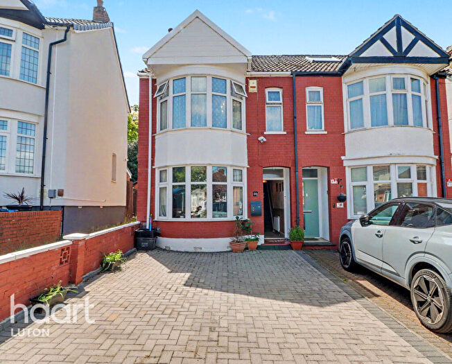 3 Bedroom Semi Detached House For Sale In Wardown Crescent, Luton, LU2