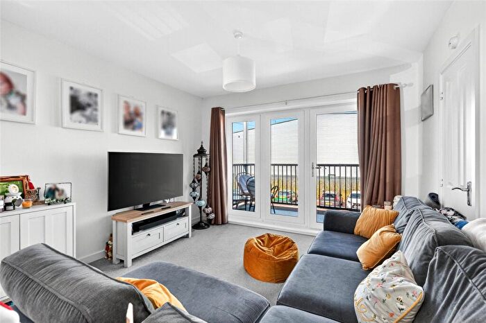 2 Bedroom Apartment For Sale In Highwayman Grove, Chertsey, Surrey, KT16