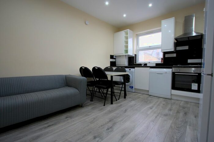 3 Bedroom Flat To Rent In Boscombe Road, Wimbledon, SW19