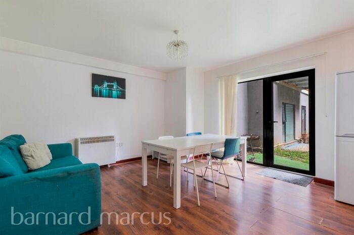 2 Bedroom Flat To Rent In London Road, London, SW16