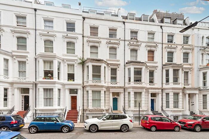 2 Bedroom Flat For Sale In Hatherley Grove, Westbourne Grove, London, W2