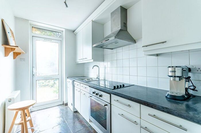4 Bedroom Property To Rent In Meadow Road, Stockwell, London, SW8