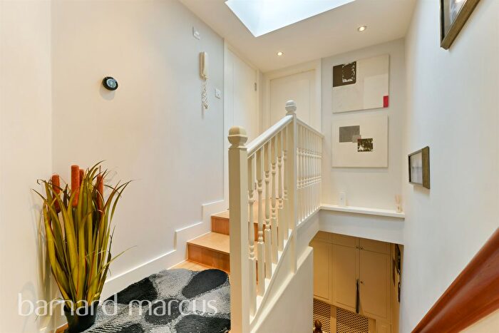 2 Bedroom Flat For Sale In Mitcham Road, London, SW17