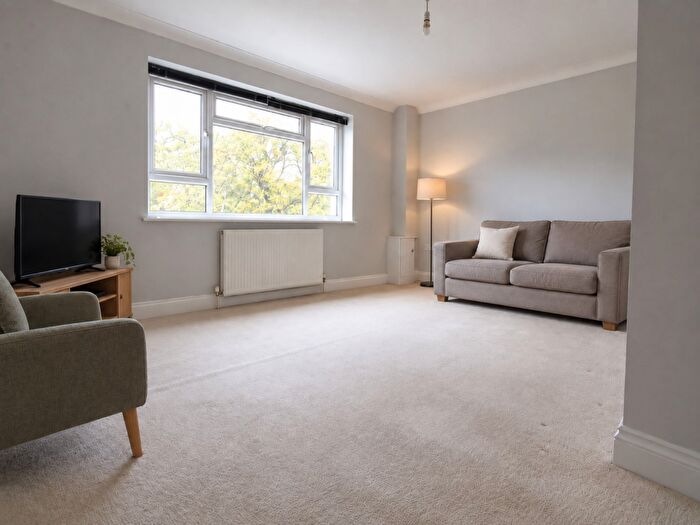 1 Bedroom Flat For Sale In Woodfield Lane, Ashtead, KT21