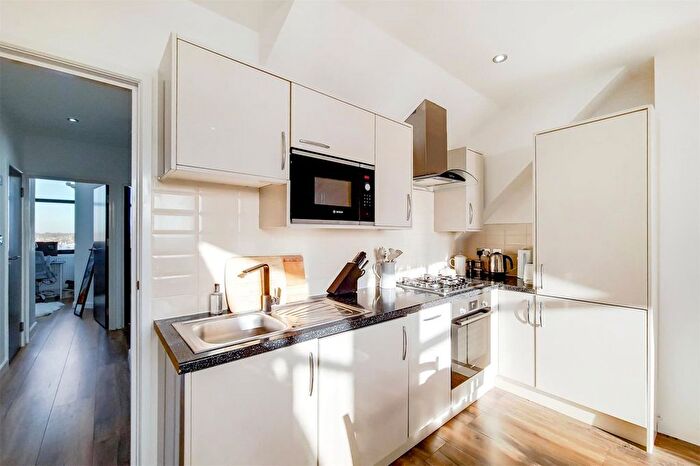 2 Bedroom Flat To Rent In Balham High Road, London, SW12