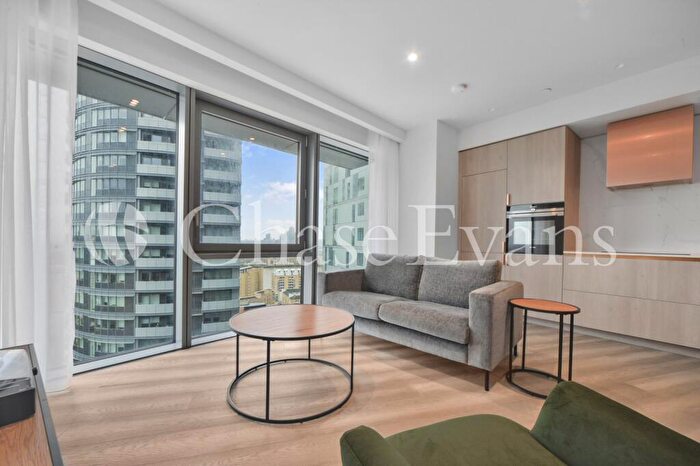 2 Bedroom Flat To Rent In Aspen At Consort Place, Marsh Wall, Canary Wharf, London, E22