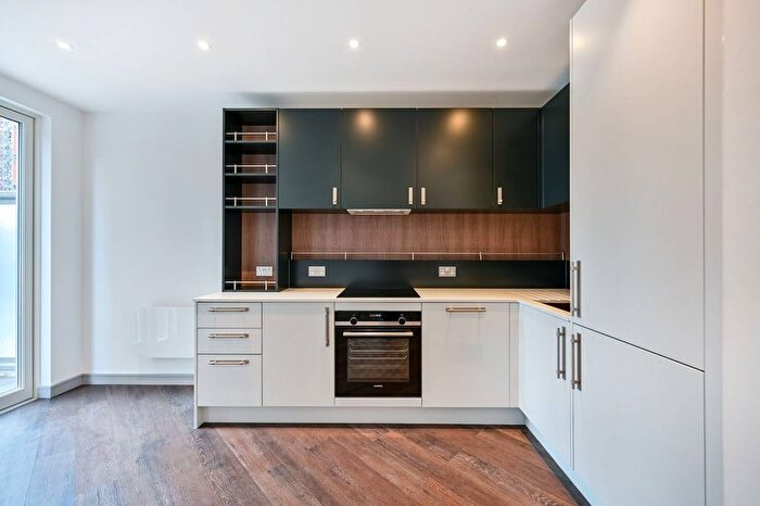 1 Bedroom Flat For Sale In Eden Grove, Staines, TW18