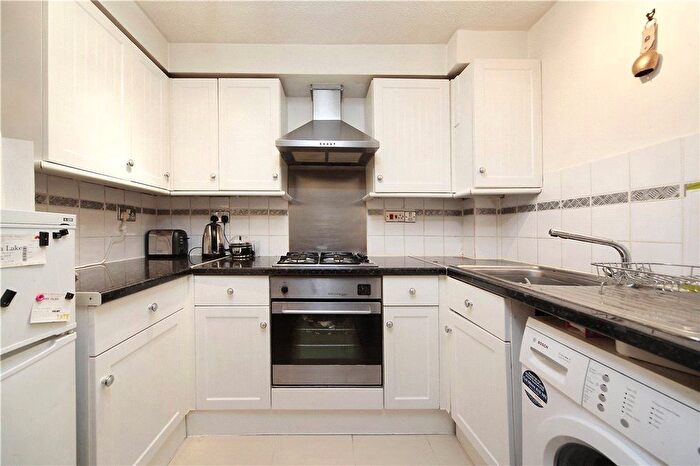 1 Bedroom Flat To Rent In Lambeth Court, Frogmore, SW18
