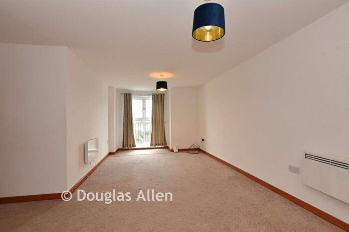 2 Bedroom Flat For Sale In Kendal, Purfleet, Essex, RM19