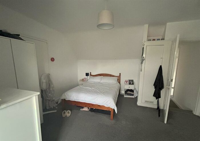 2 Bedroom Property To Rent In Westbourne Crescent, Southampton, SO17