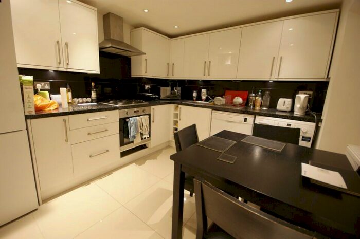 3 Bedroom Maisonette To Rent In York Way, Camden, N7