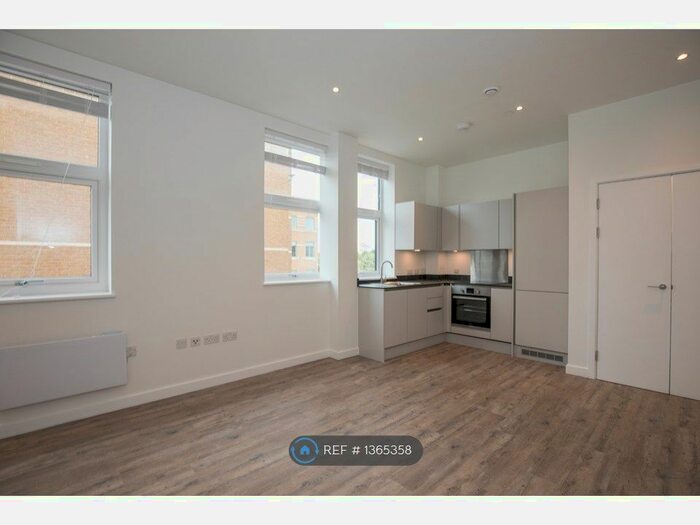 1 Bedroom Flat To Rent In London Road, Staines-Upon-Thames, TW18