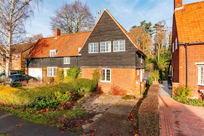 3 Bedroom Semi-Detached House For Sale In Bridge Road, Welwyn Garden City, AL8