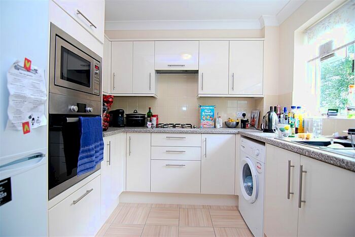 2 Bedroom Flat To Rent In Grange Gardens, Southgate, London, N14