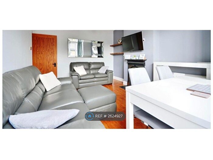 2 Bedroom Flat To Rent In The Greenway, Uxbridge, UB8