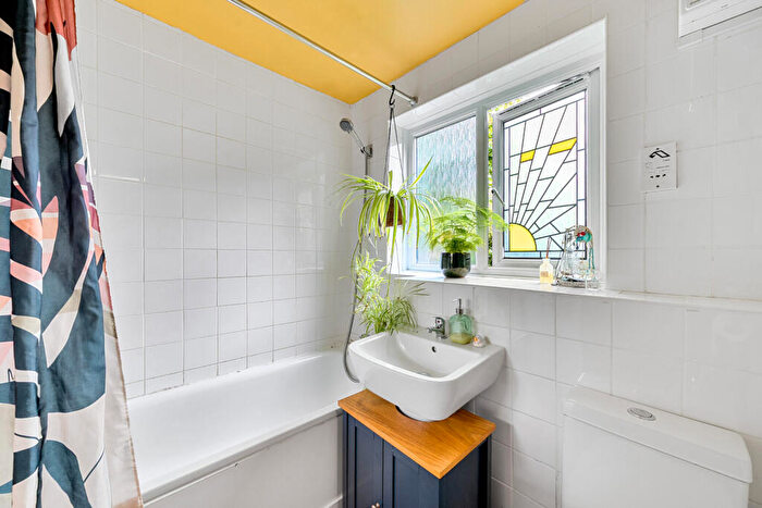 1 Bedroom Apartment For Sale In Linwood Close, London, SE5