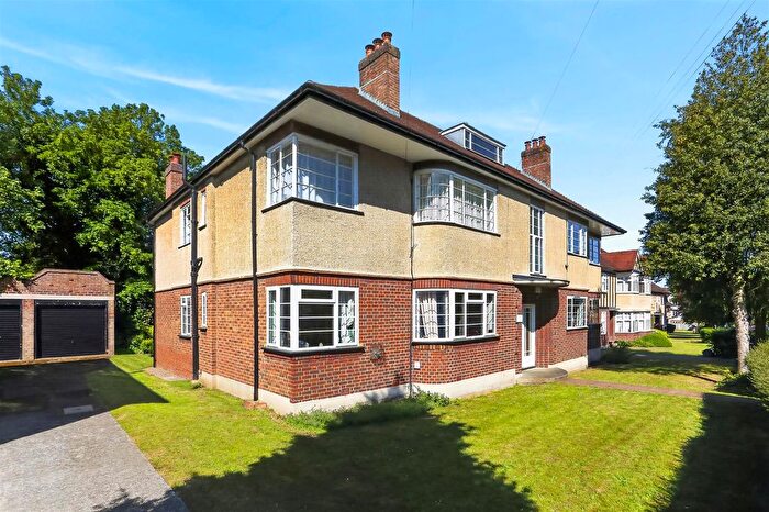 3 Bedroom Flat For Sale In Grove Avenue, Sutton, SM1