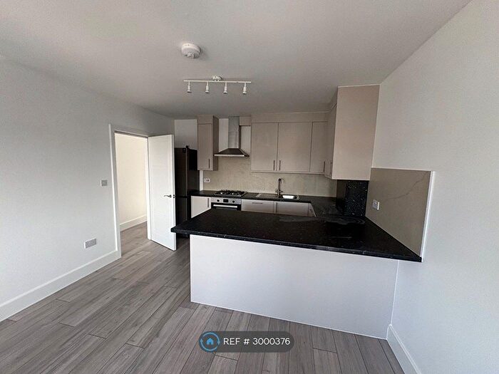 2 Bedroom Flat To Rent In High Street, Waltham Cross, EN8