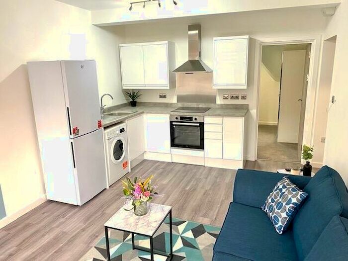 1 Bedroom Flat To Rent In Princes Street, Cardiff, CF24