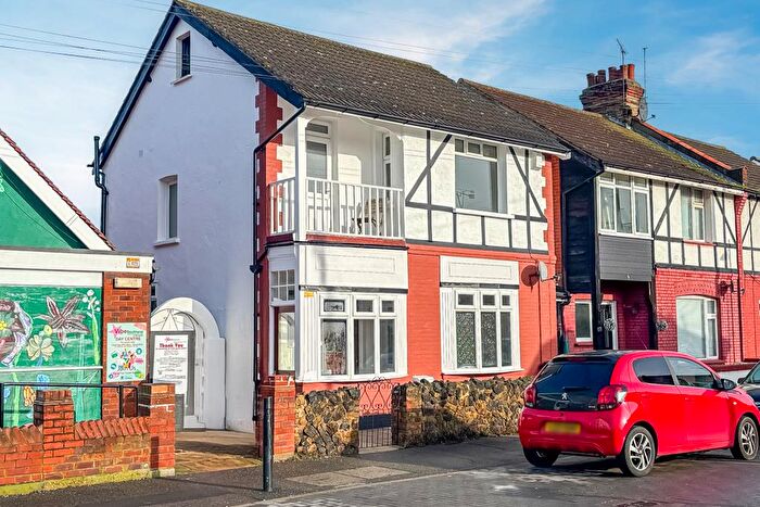 3 Bedroom Link Detached House For Sale In Stornoway Road, Southend-on-Sea, SS2