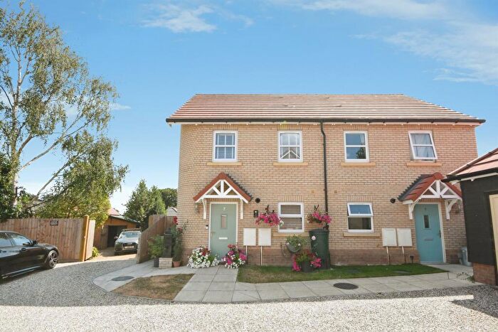 3 Bedroom Semi-Detached House For Sale In Mansion Garden Close, Braintree, CM7