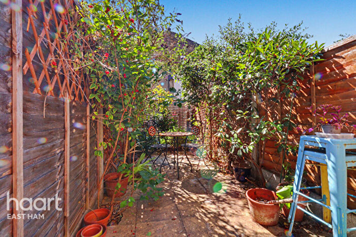 2 Bedroom Maisonette For Sale In Clements Road, London, E6