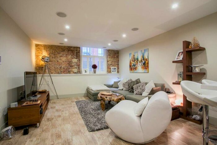 3 Bedroom Flat To Rent In Major Draper Street, Woolwich, London, SE18