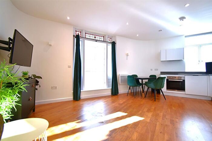 1 Bedroom Flat To Rent In Clarence Street, Staines-Upon-Thames, TW18