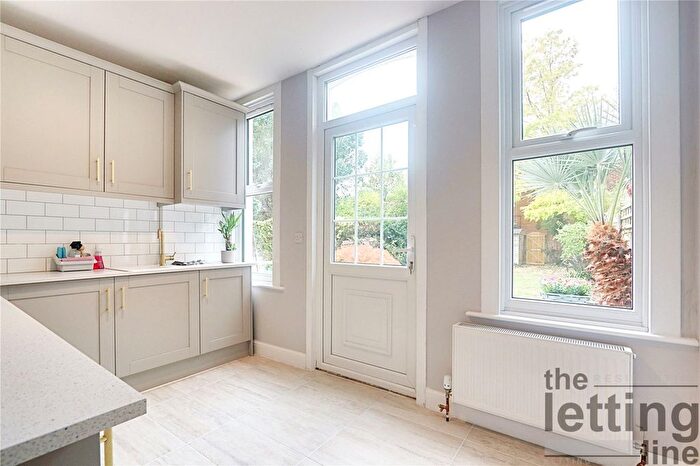 2 Bedroom Maisonette To Rent In Gordon Hill, Enfield, Middlesex, EN2