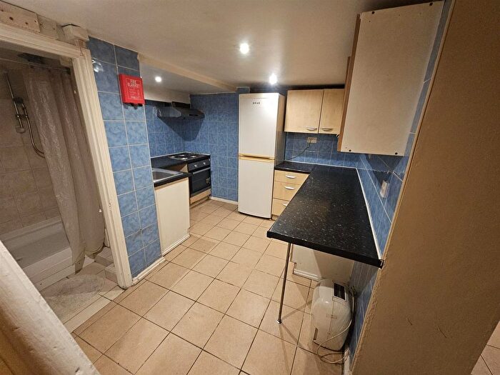 1 Bedroom Flat To Rent In (Including Bills) Earlham Grove, Forest Gate, E7