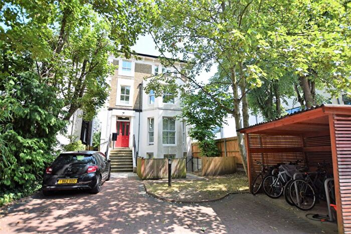 1 Bedroom Flat To Rent In , South Bank Terrace, KT6