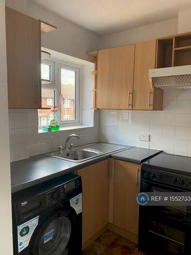 1 Bedroom Flat To Rent In Byng Drive, Potters Bar, EN6