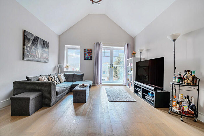 2 Bedroom Apartment For Sale In Queens Ridge, Queen Street, Godalming, GU7