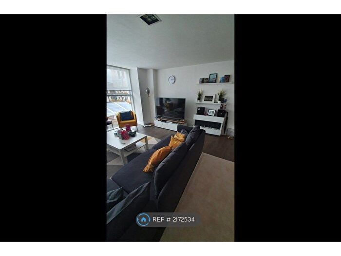 2 Bedroom Flat To Rent In Beetham Plaza, Liverpool, L2