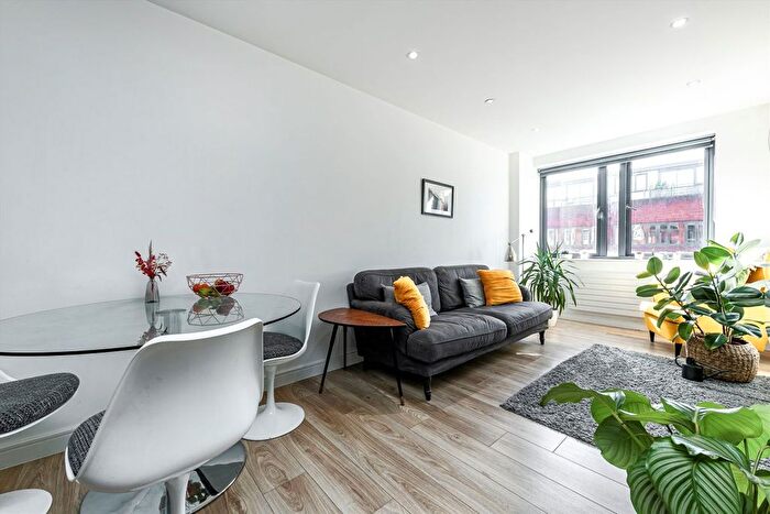 2 Bedroom Flat To Rent In London Road, Twickenham, TW1
