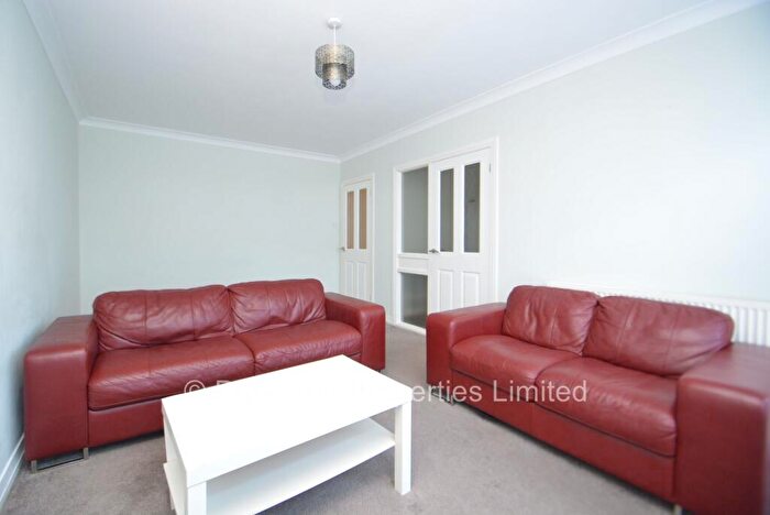2 Bedroom Flat To Rent In Foxhill Court, Weetwood, Leeds, LS16