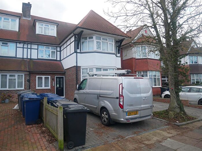 2 Bedroom Flat To Rent In Rodborough Road, Golders Green, NW11