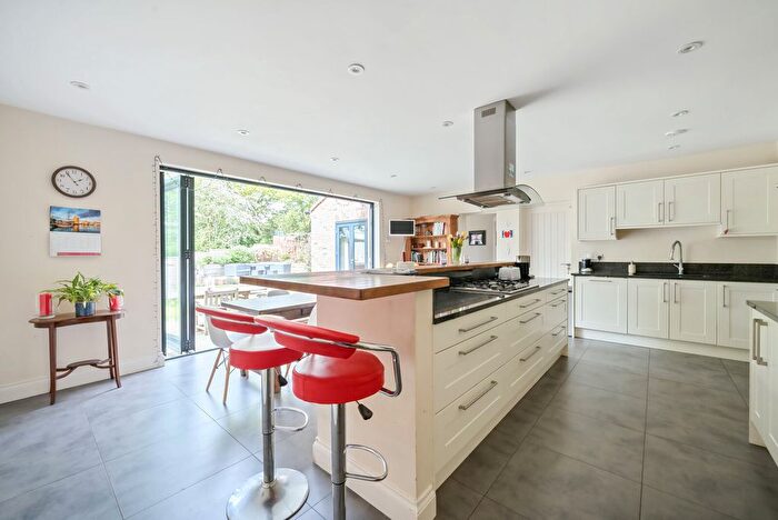 5 Bedroom Detached House For Sale In Cranmer Close, Weybridge, KT13