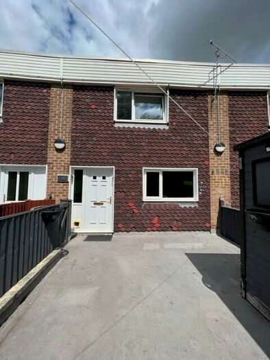 3 Bedroom Maisonette To Rent In Crag Road, Shipley, BD18