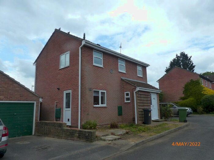 3 Bedroom Link Detached House To Rent In Larcombe Road, Petersfield, GU32