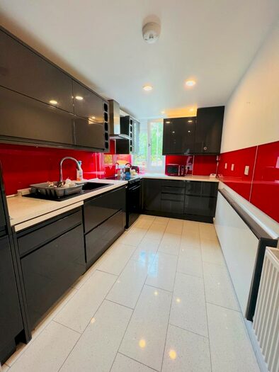 3 Bedroom Flat To Rent In Copthorne Square, Huddersfield, HD2