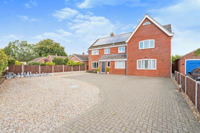 6 Bedroom Detached House For Sale In Bradenham Road, Shipdham, Thetford, IP25