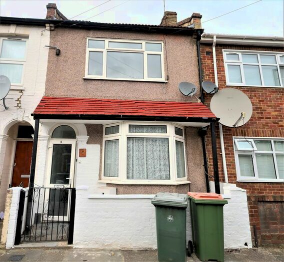 3 Bedroom Terraced House To Rent In Fentons Avenue, London E13