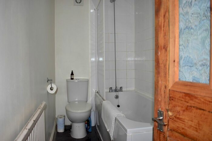 2 Bedroom Flat To Rent In St Julians Farm Road, London, SE27