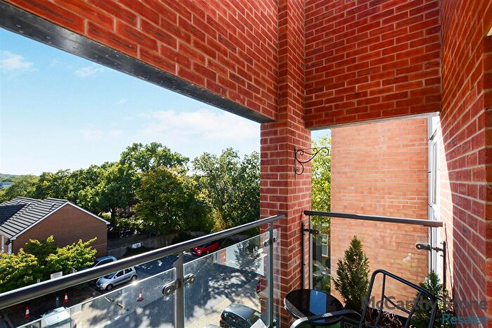 2 Bedroom Flat For Sale In Studio Way, Borehamwood, WD6
